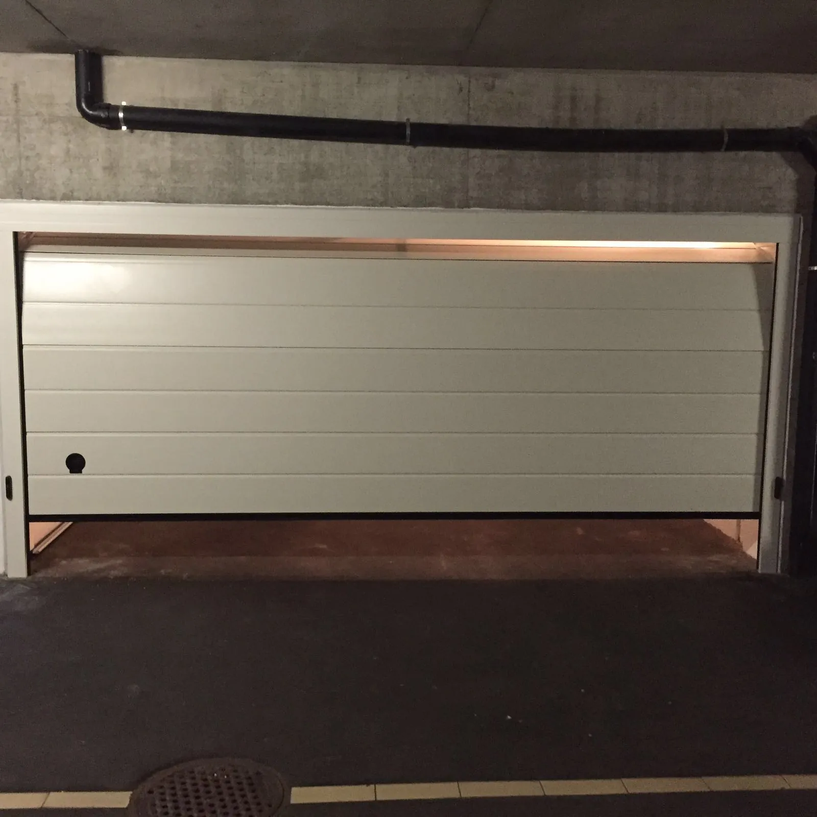 Portone da garage posato a Giubiasco
